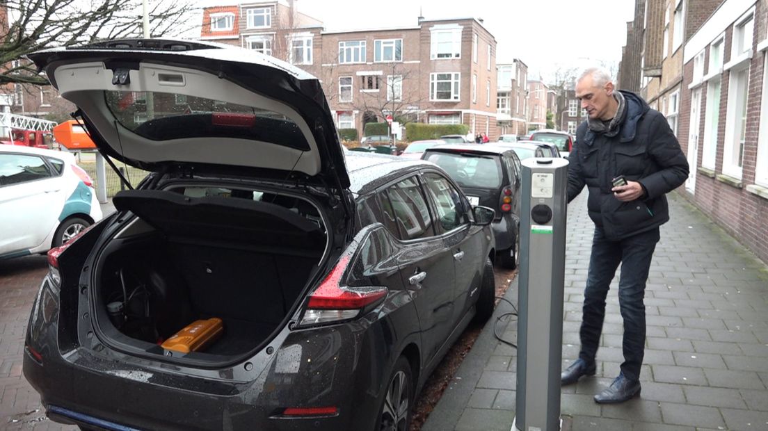 Henk Kruithof deelt een auto met veertig anderen.