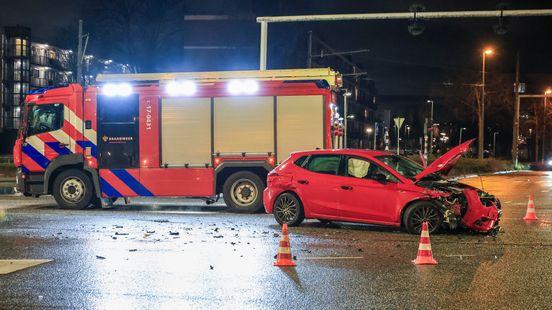 Flinke schade na botsing autos. Flinke schade na botsing autos.