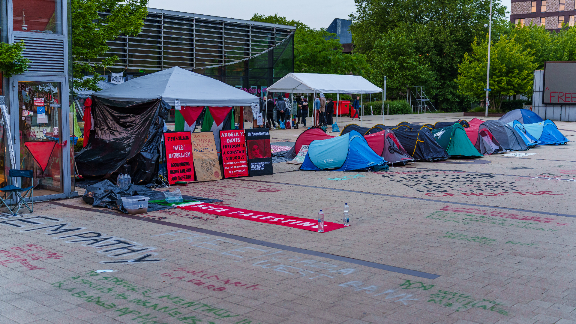 Met partytenten en kleine tentjes verblijven de demonstranten op het Erasmus Plaza.