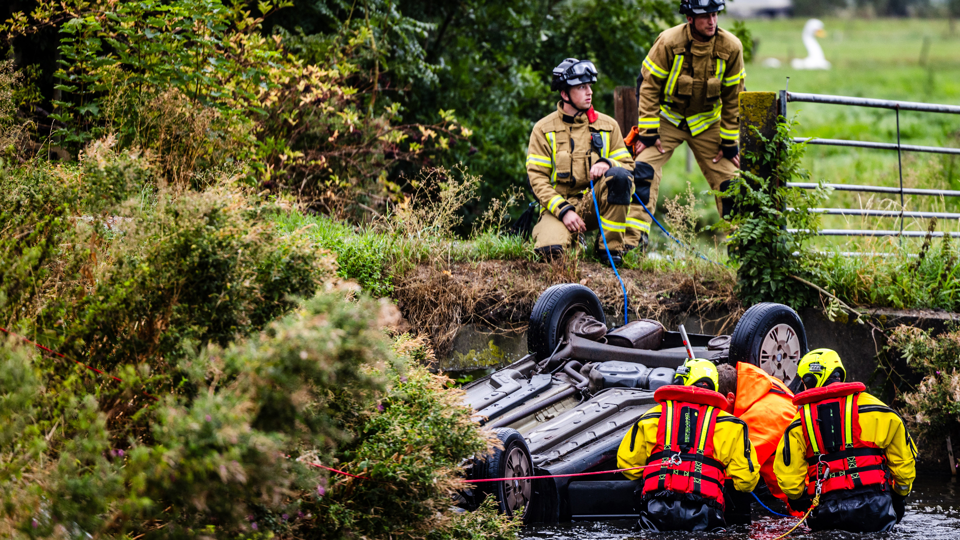 Hoe de auto op de kop in het water kon belanden is nog niet duidelijk.