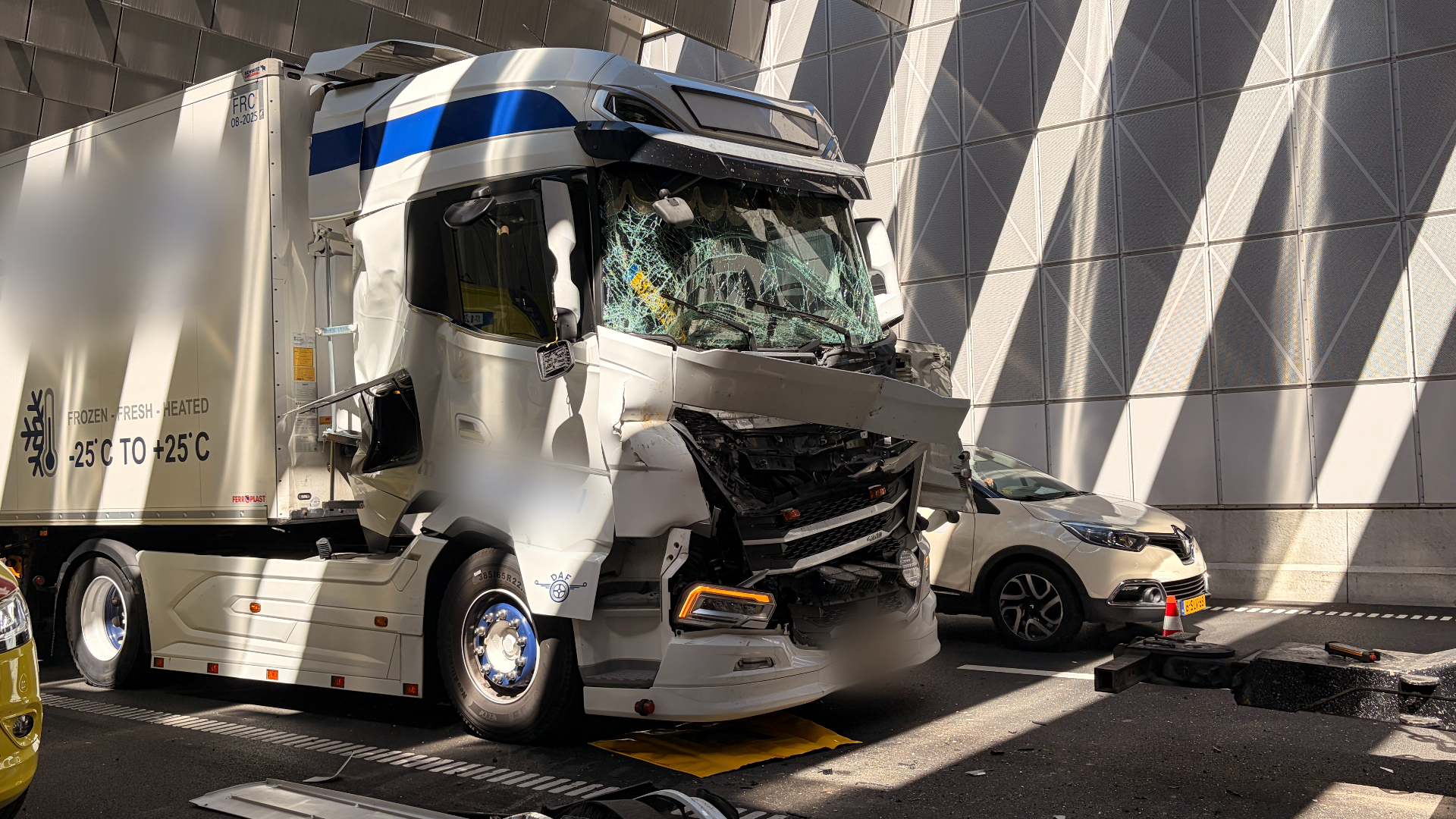 De schade aan een van de vrachtwagens na de aanrijding.