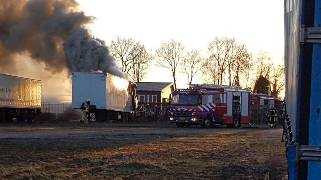 Vrachtwagen staat in brand in Geesteren