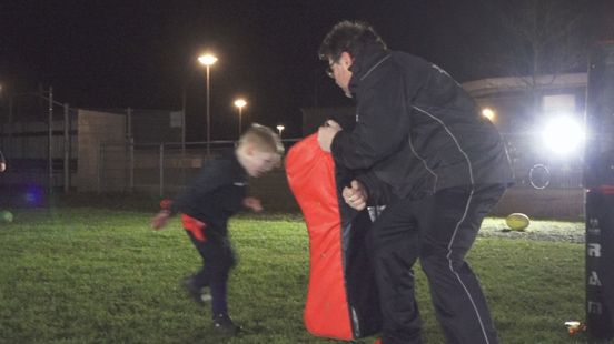 Kinderen van Rugbyclub Alphen trainen in het donker: 'Wat is dit?'