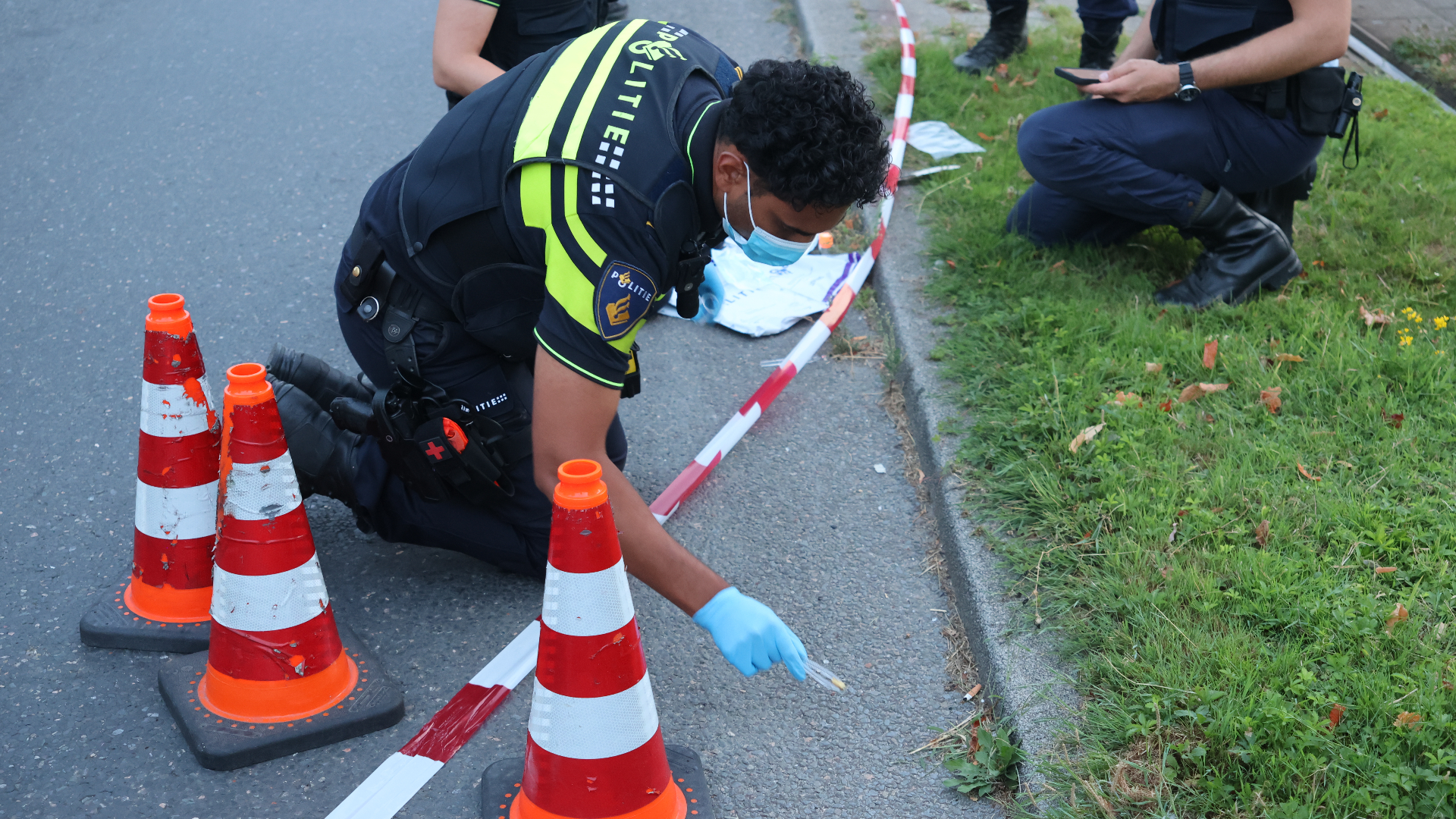 Op straat zijn kogelhulzen gevonden.
