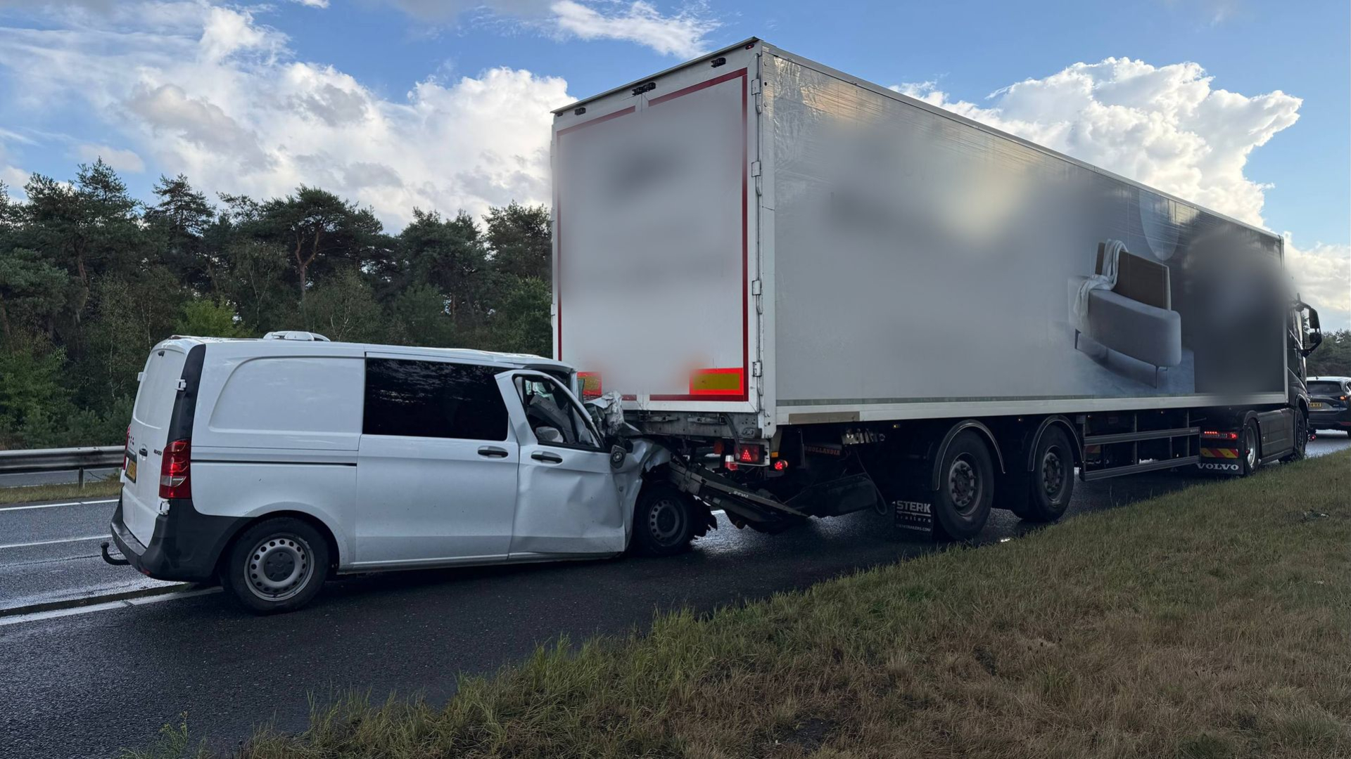 Foto: Bestelbus botst achterop vrachtwagen, bestuurder naar ziekenhuis