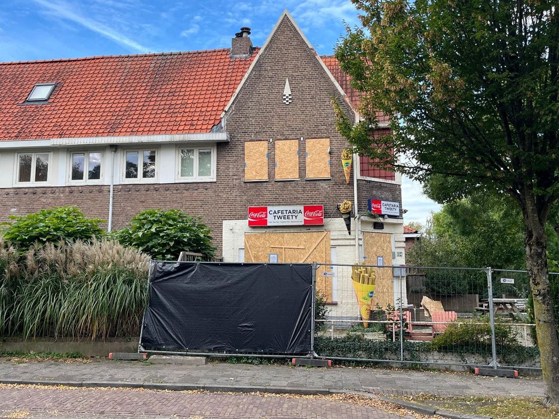 Voormalige snackbar Tweety is verzegeld door de gemeente.