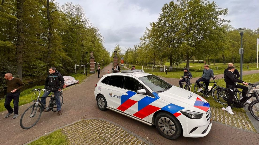 Politie bij de ingang van Landgoed Nienoord