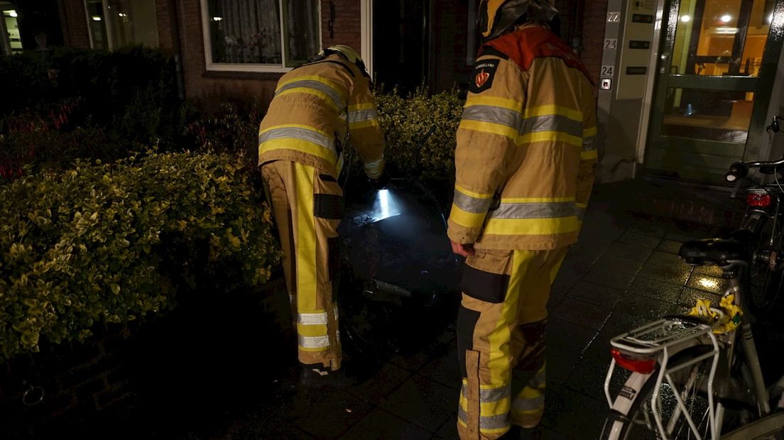 Bromfiets brandt uit in Deventer
