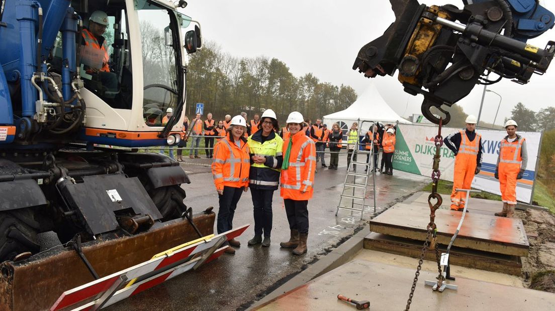 Fleur Gräper, Karin Dekker en Agnes Bernhardt verrichten de starthandeling voor de nieuwe P R.