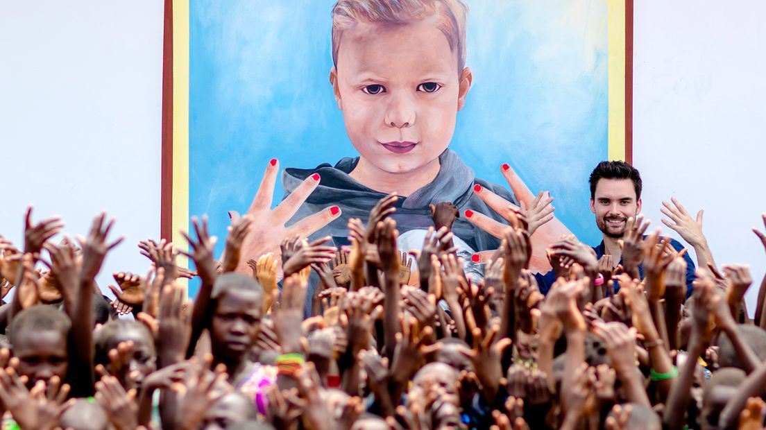 Muurschildering van Tijn op een kliniek in Ivoorkust, met geld van Serious Request