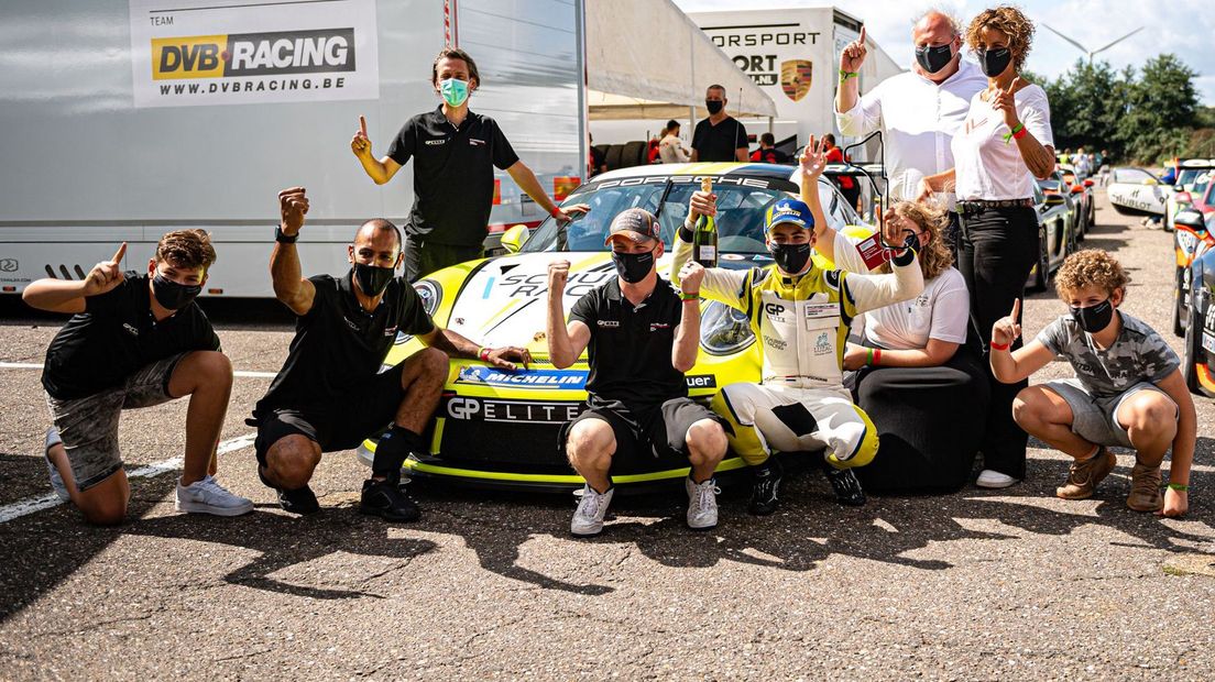 Het team achter Morris Schuring viert zijn eerste zege in de Porsche Cup