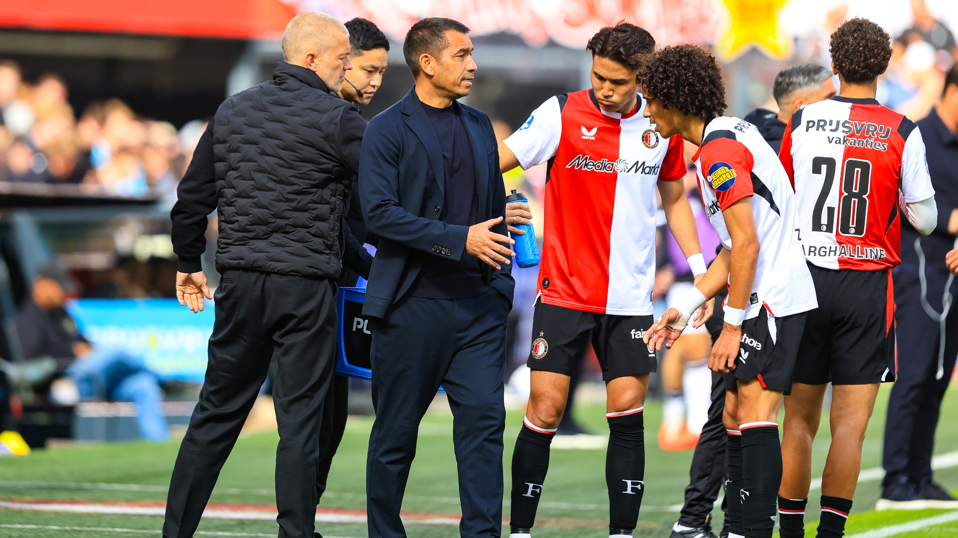 Giovanni van Bronckhorst geeft aanwijzingen aan zijn spelers