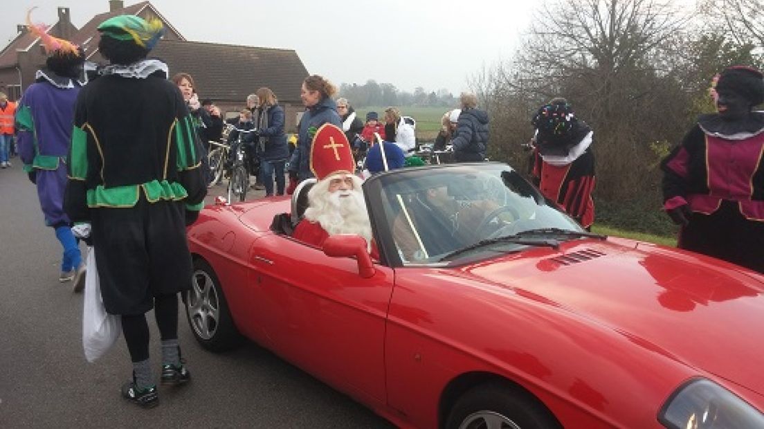 In Terwolde is vanmorgen Sinterklaas met enige pieten
aangekomen.
