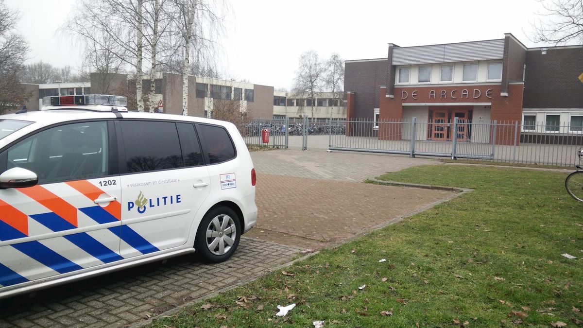 Politiemacht bij school Hengelo voor verdachte situatie, jongen opgepakt