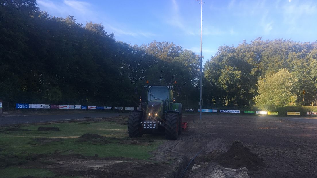 Ook het middenterrein wordt aangepakt en negen centimeter verhoogd