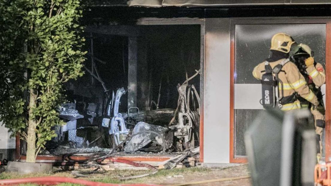 Een auto is in de nacht van dinsdag op woensdag het gemeentehuis van Lingewaard in Bemmel binnengereden. Naast de wagen is een dode aangetroffen. Volgens burgemeester Schuurmans gaat het om de bestuurder.