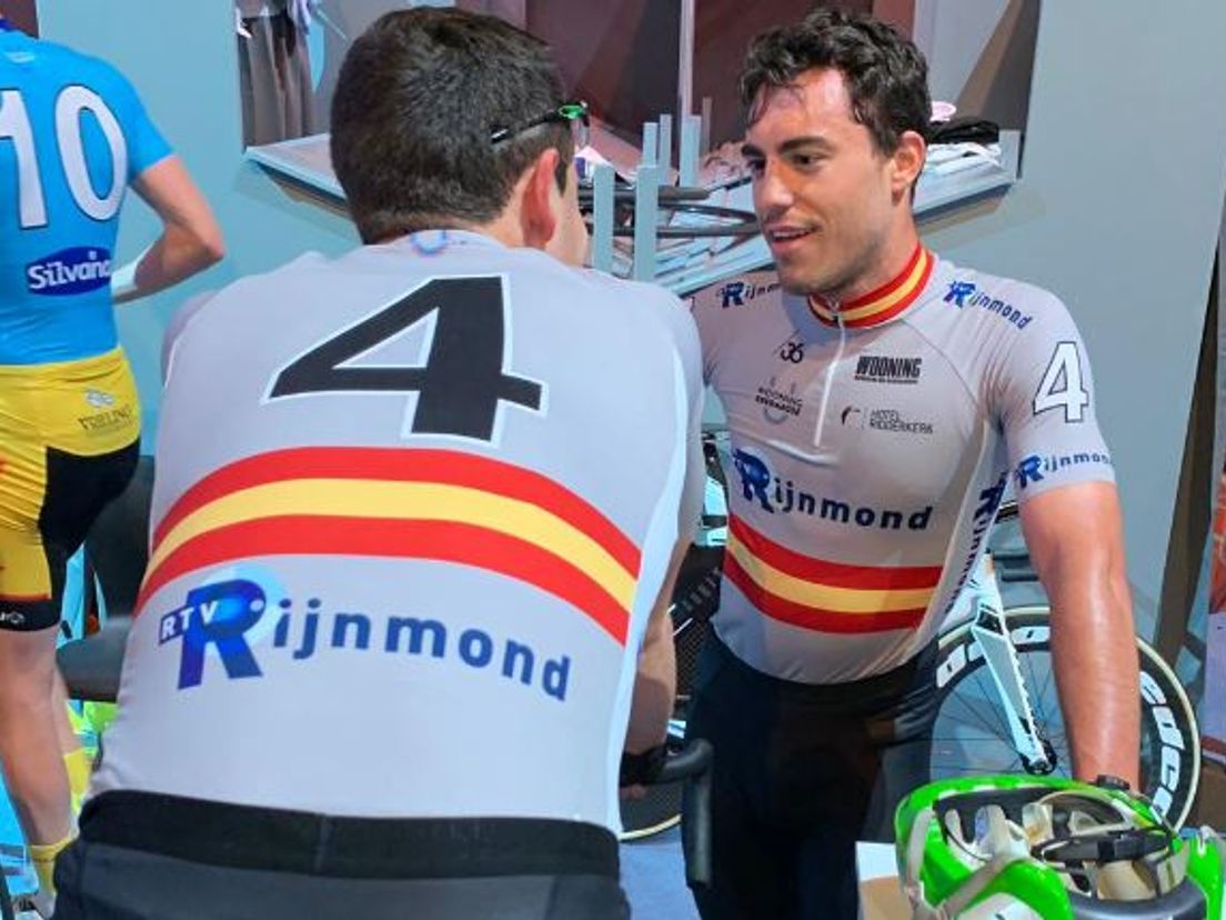Sebastian Mora (rug) en Albert Torres in de truitjes van RTV Rijnmond