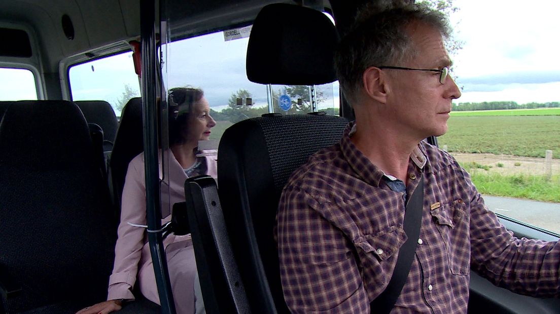 wethouder Loes Meeuwisse rijdt mee met de buurtbus