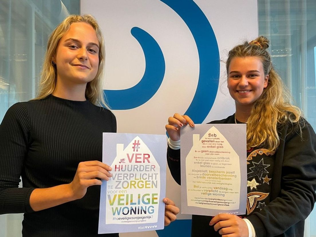 De zusjes Jip en Lot deelden donderdag flyers uit in Rotterdam