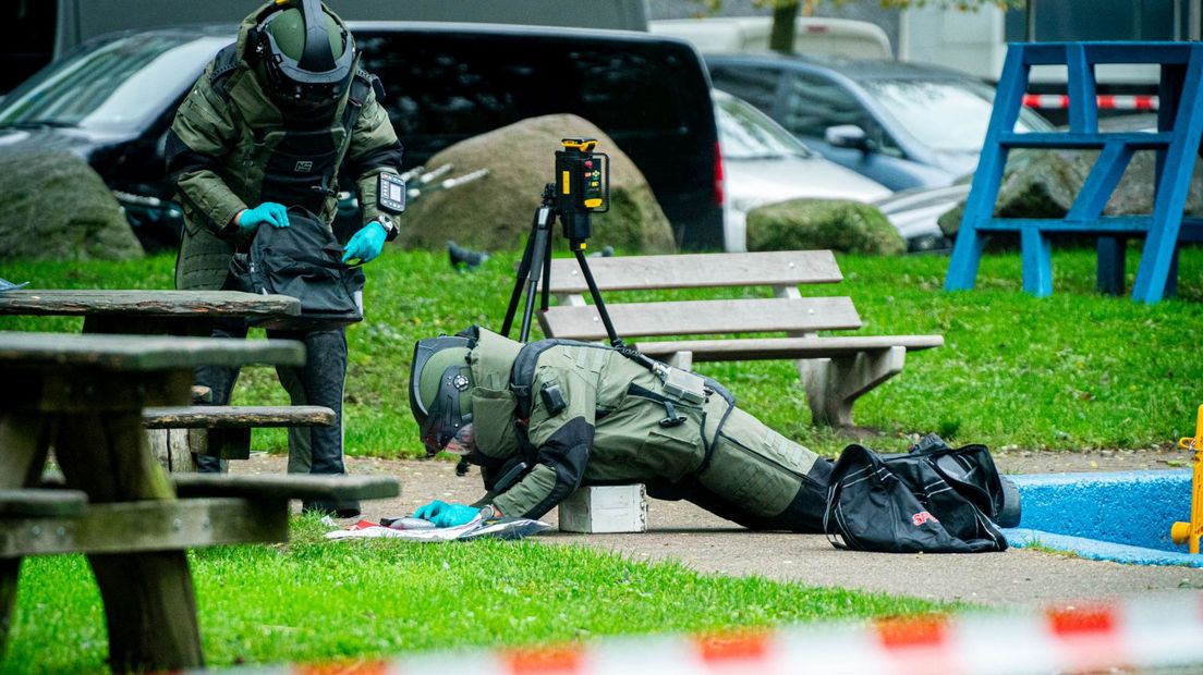 Verkenners in bompakken doen onderzoek.