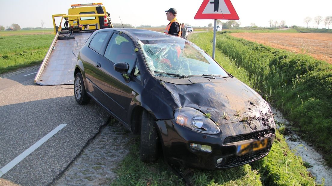 Een automobilist is vrijdag aan het einde van de middag in Poortvliet in een droge sloot beland