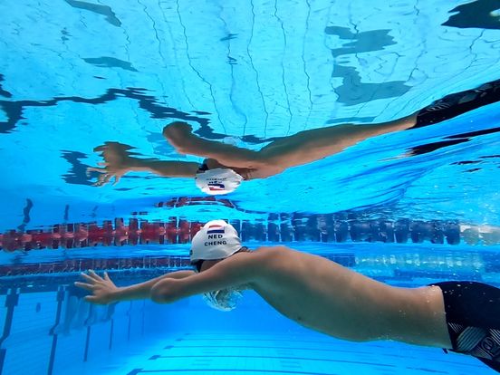 Ooit doodsbang voor water, nu droomt parazwemmer Cheng (16) van de Paralympics