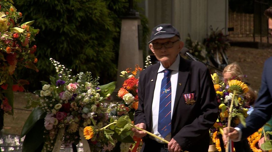 Spoorwegveteraan Ed van der Logt bij de herdenking.