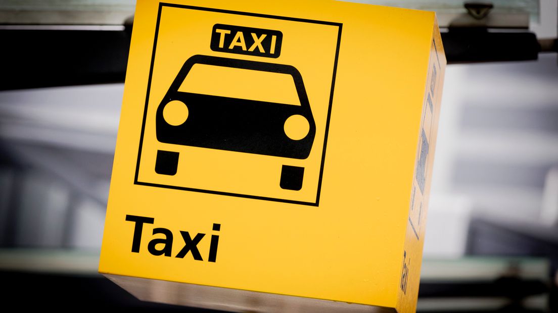 Een snorder speelt illegaal voor taxi (Rechten: ANP/Remko de Waal)