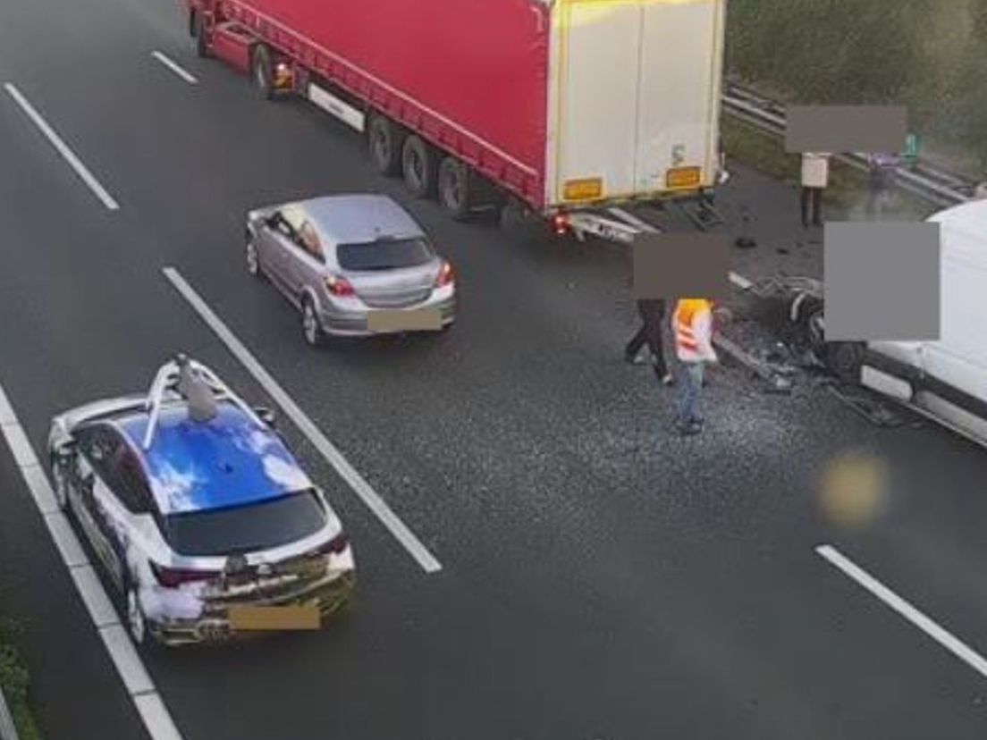 De bestelbus botste op een vrachtwagen