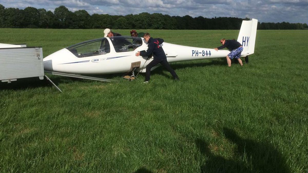 Zweefvlieger kan vliegveld Hoogeveen niet bereiken en landt in weiland Nijensleek