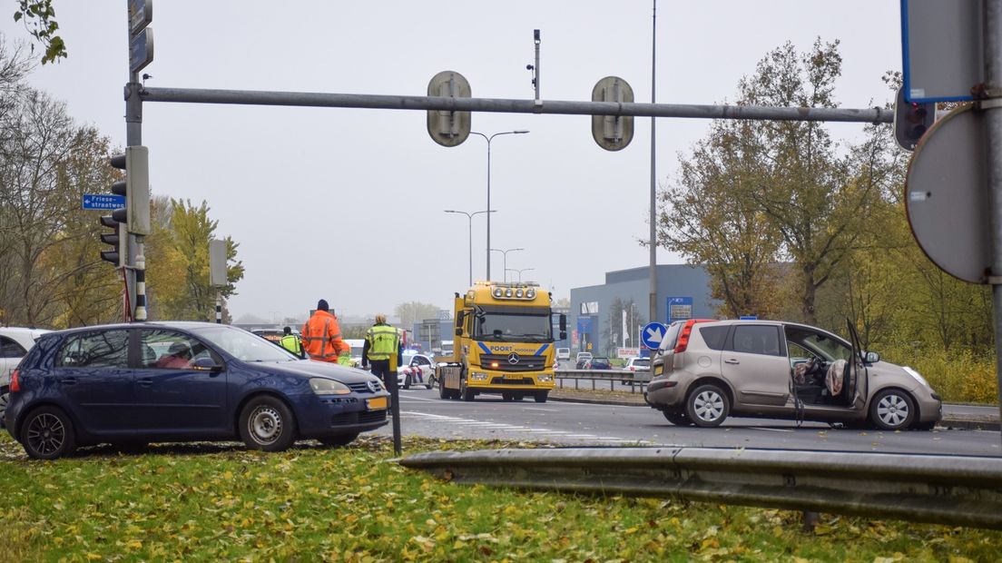 Het ongeval gebeurde op de kruising met de Friesestraatweg richting Kostverloren