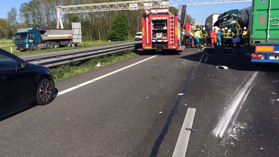 De A12 van de Duitse grens naar Arnhem was dinsdag afgesloten op knooppunt Oud-Dijk. Er heeft een ongeluk plaatsgevonden met drie vrachtwagens, één personenauto en een bestelbusje. Daarbij zijn acht gewonden gevallen. Drie personen zijn naar het ziekenhuis gebracht. De anderen zijn ter plaatse behandeld.