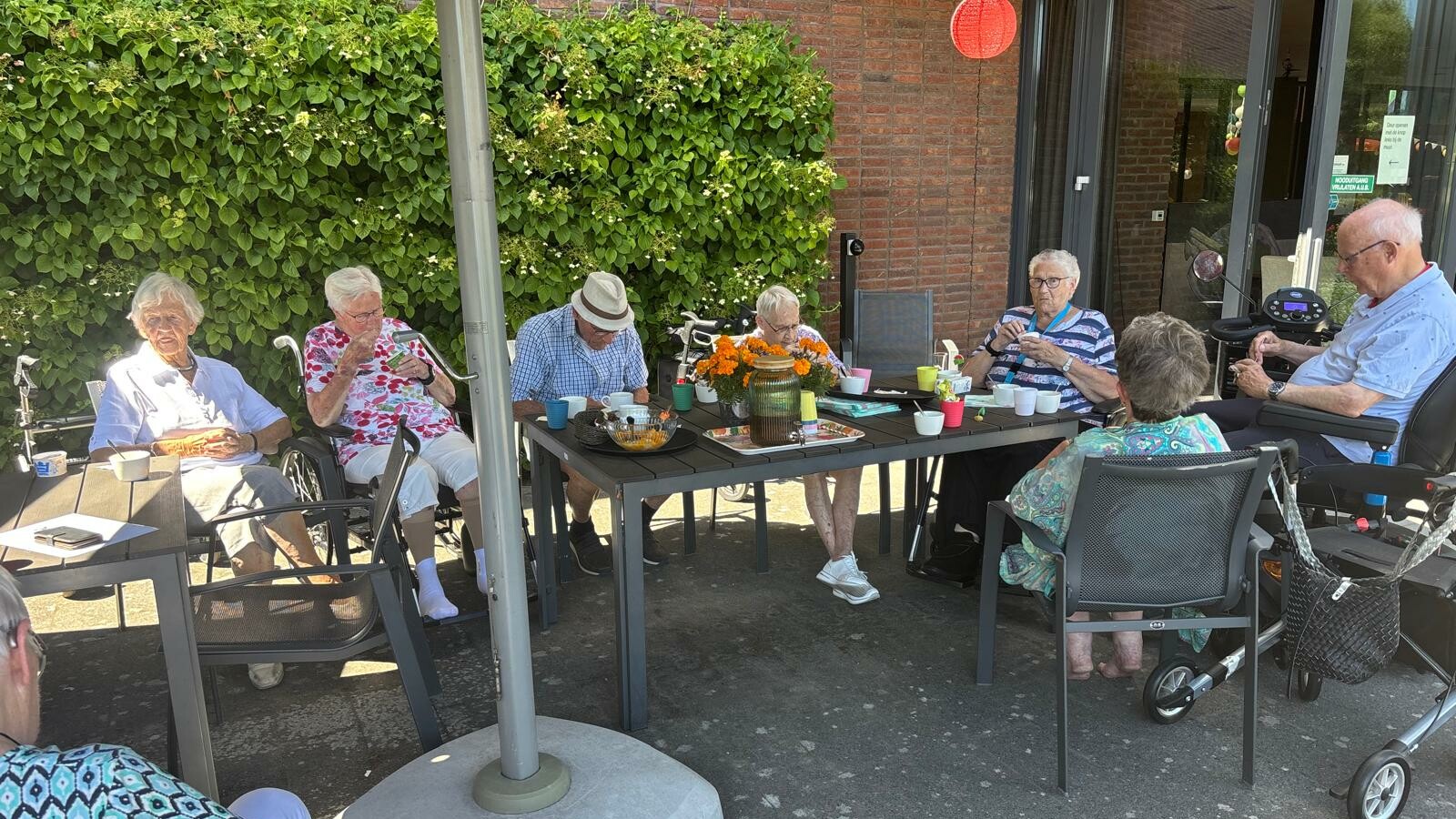 Onder de parasol aan de andere kant van Nij Mariënacker is het beter uit te houden