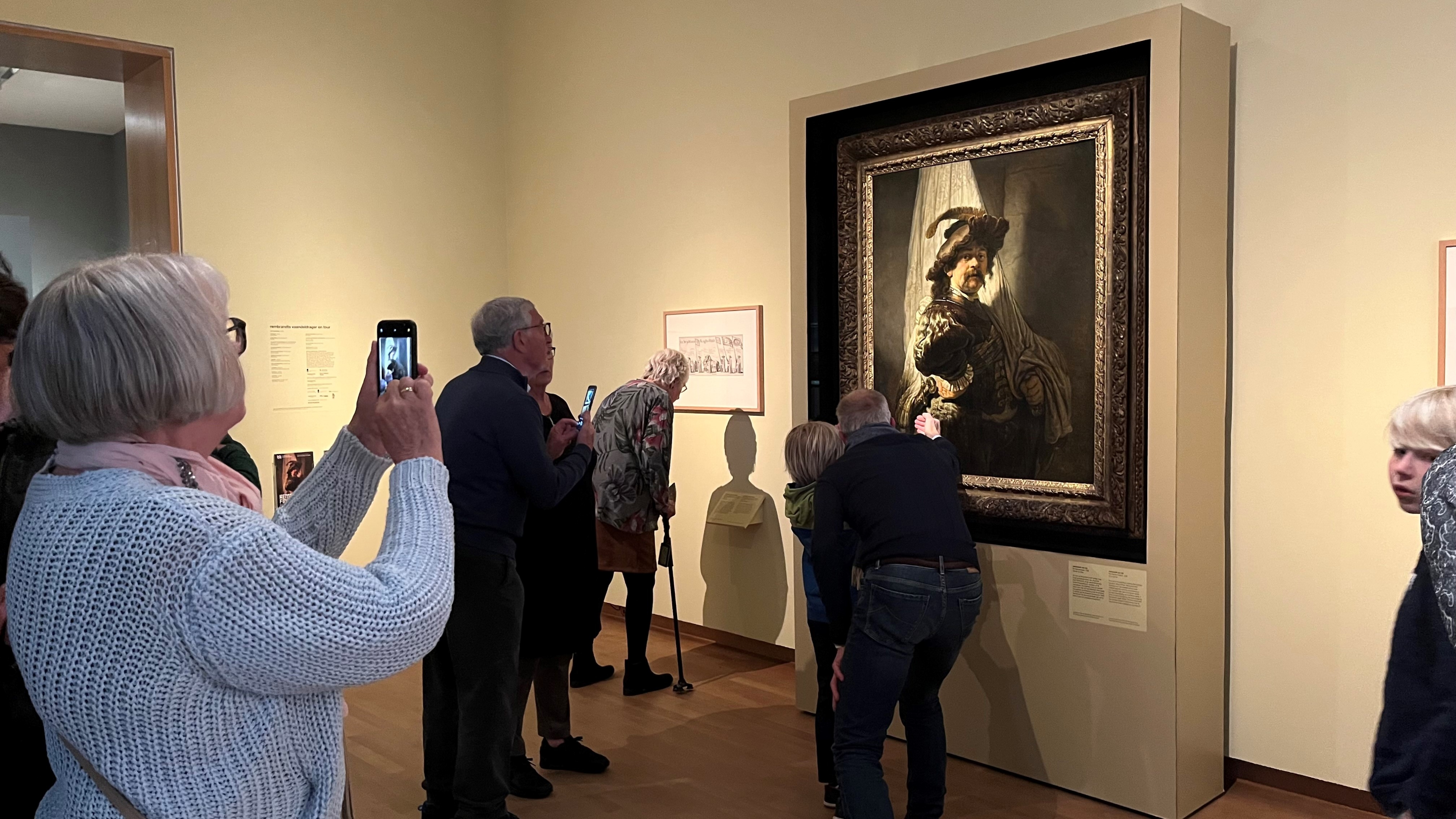 Besikers bewûnderje De Vaandeldrager yn it Fries Museum