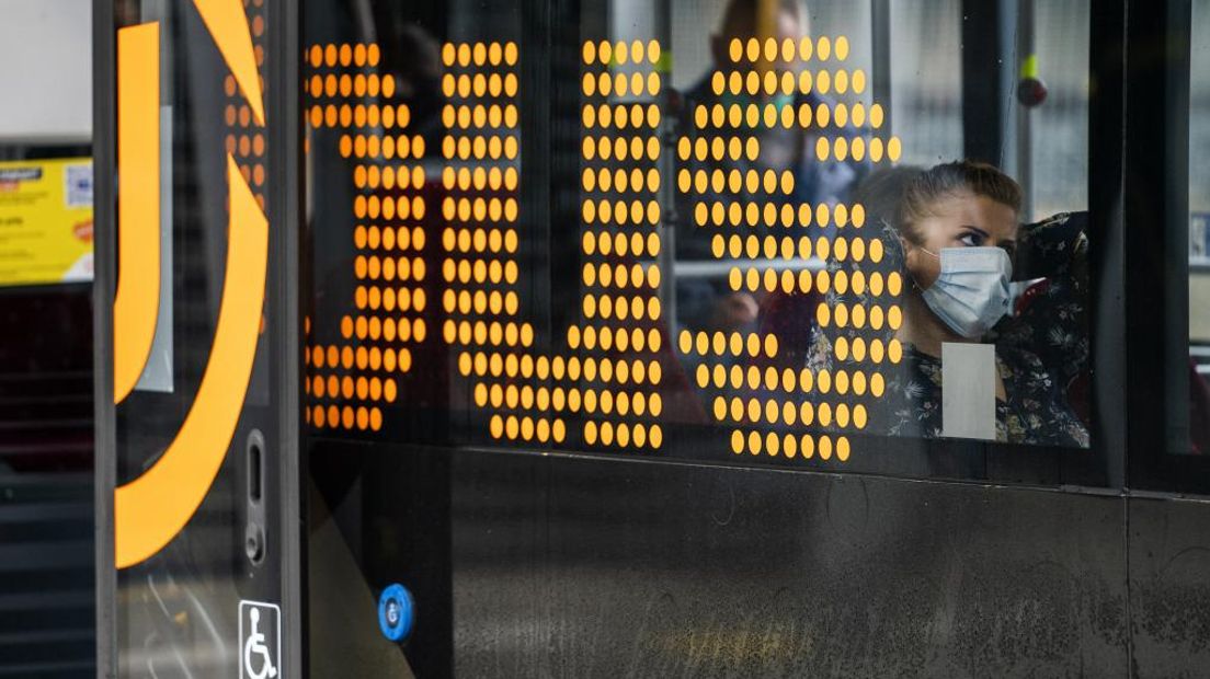 Met een mondkapje in de bus.