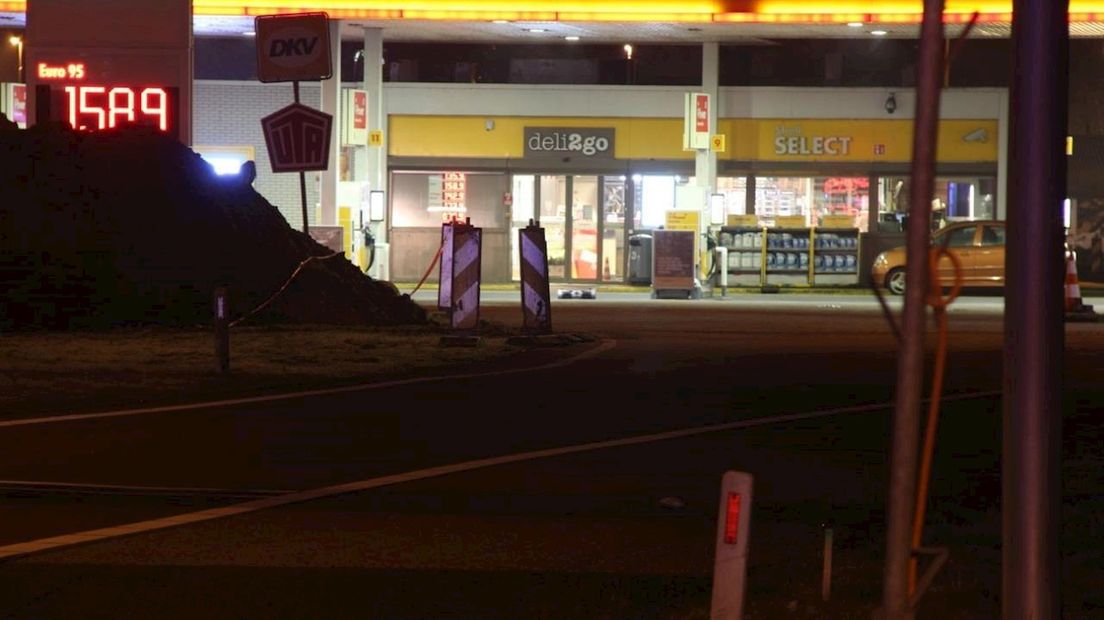 Het tankstation dat is afgesloten vanwege de vondst van een verdacht pakketje