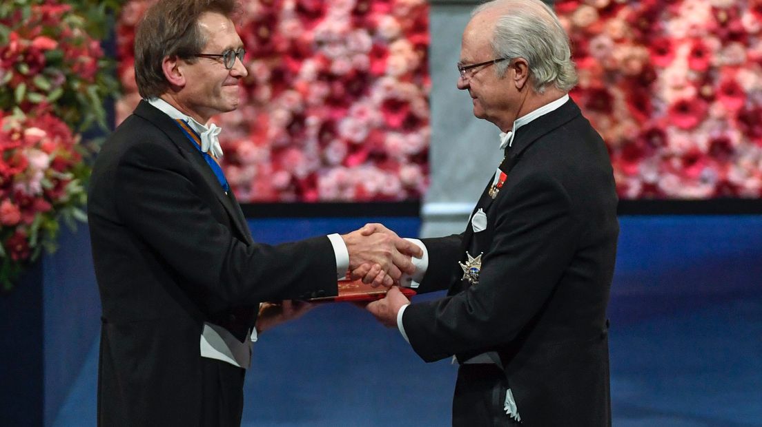 Ben Feringa krijgt de medaille en het diploma van de Zweedse koning (Rechten: ANP/Jessica Gow)