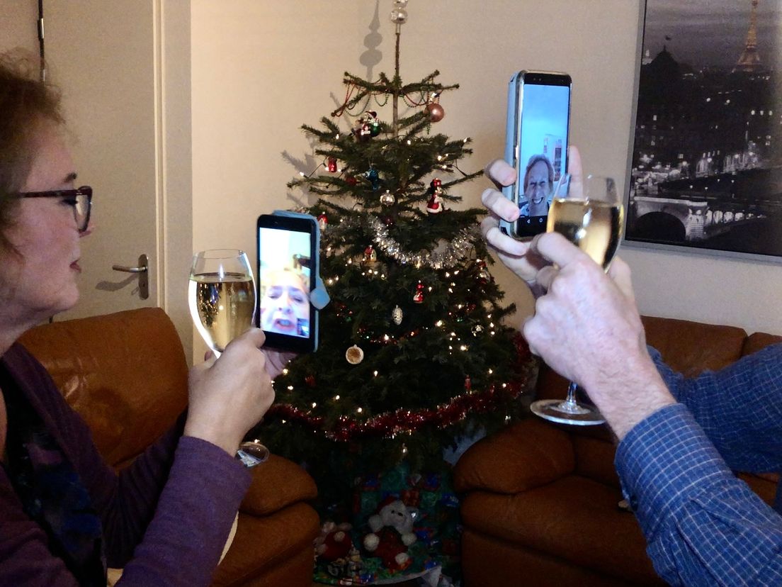 Nelly en Leo Twickler videobellen met hun moeders