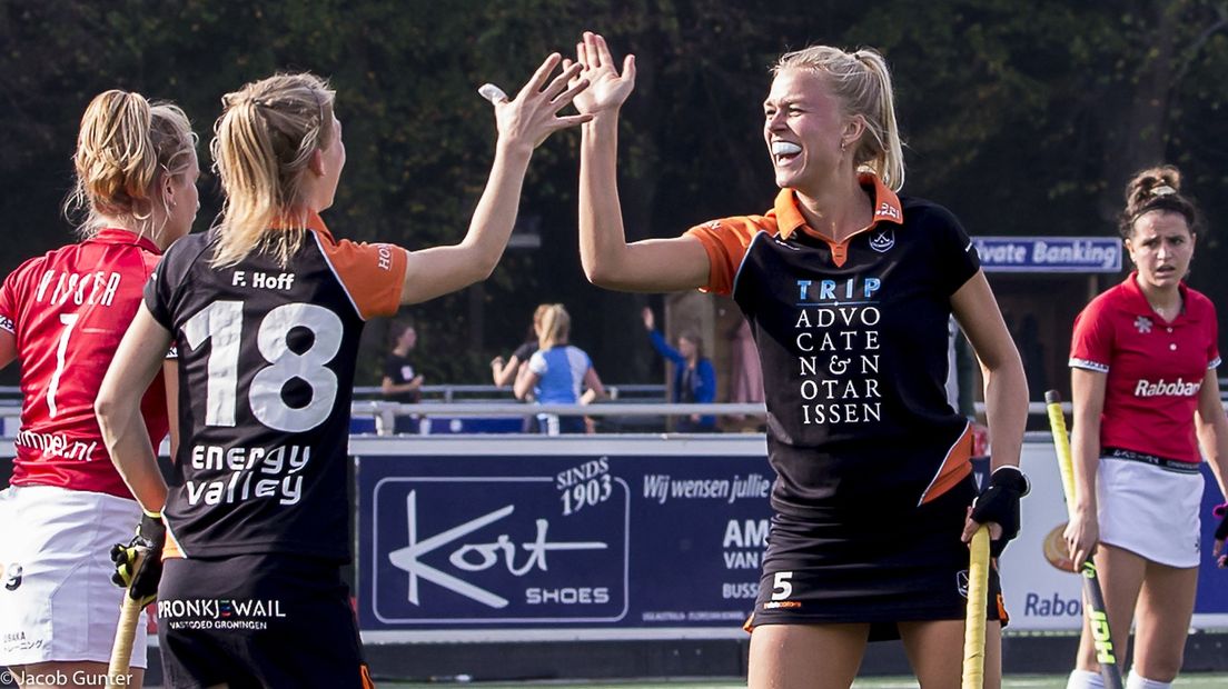 Fieke Hoff (met rugnummer 18) en Susan Keuning van GHHC vieren de treffer van Hoff (3-1)