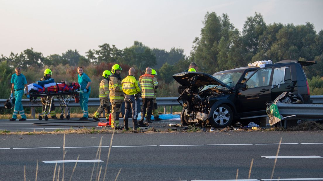 Drie van de vier inzittenden zijn naar het ziekenhuis gebracht.