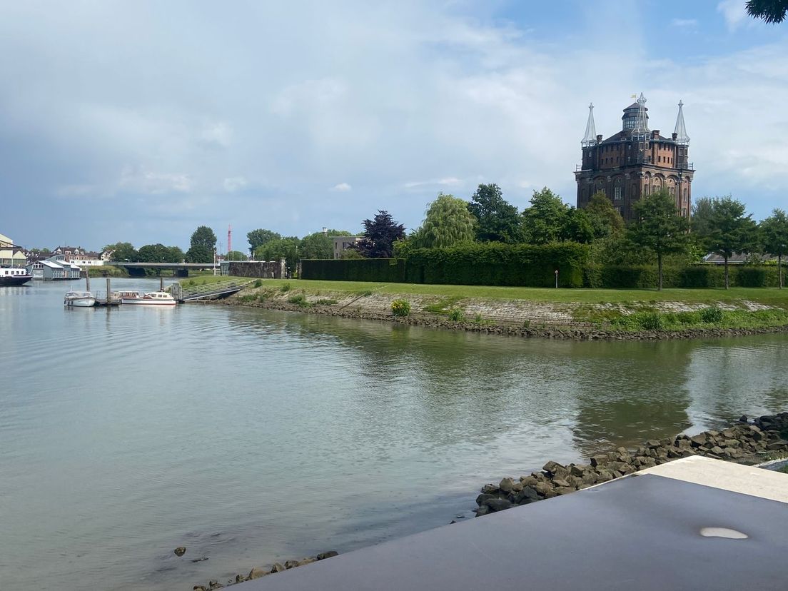 De plek waar het nieuwe Dordtse stadsstrand moet komen: het westelijk deel van het Wantijgebied