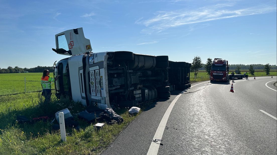 De gekantelde vrachtwagen naast de ringweg