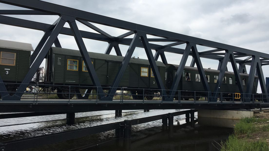 Feesttrein van de Bentheimer Eisenbahn op de brug.