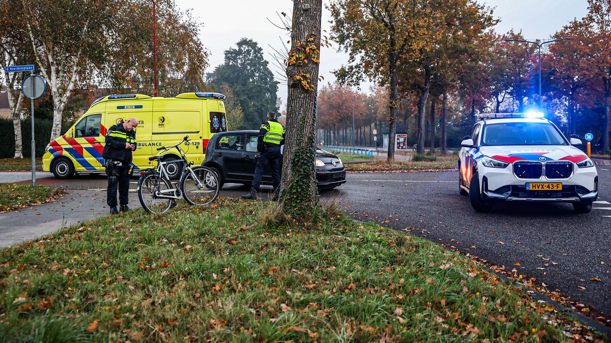 Ongeluk met auto en fietser op Ds. Kingweg in Heerenveen