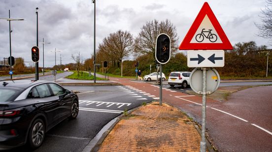 Politie speurt naar automobilist die na aanrijding in Deventer fietsster zwaar gewond achterliet. Politie speurt naar automobilist die na aanrijding in Deventer fietsster zwaar gewond achterliet.