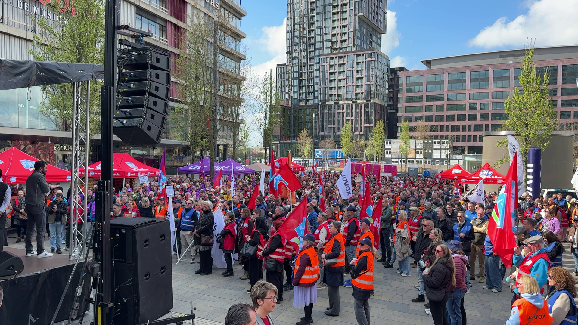 Protest van ambtenaren op Jaarbeursplein: 'Netto gaan ze er keihard op achteruit'
