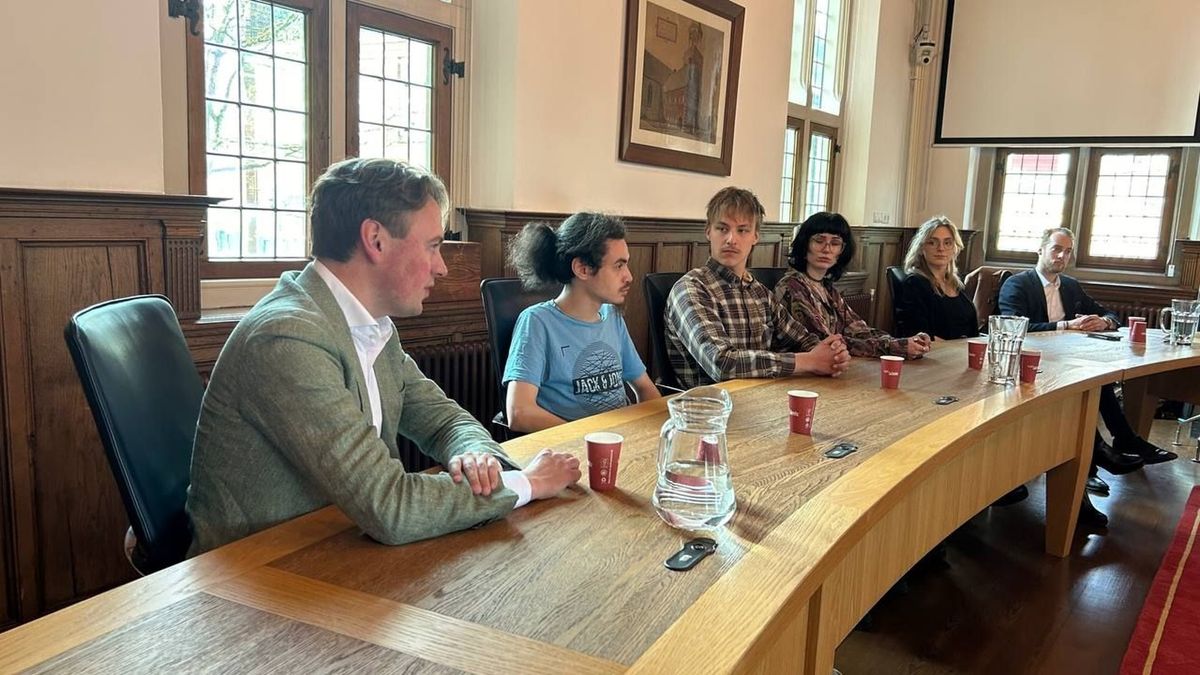 Henk Nijboer praat met jongeren in Appingedam over verdelen 3,5 miljard