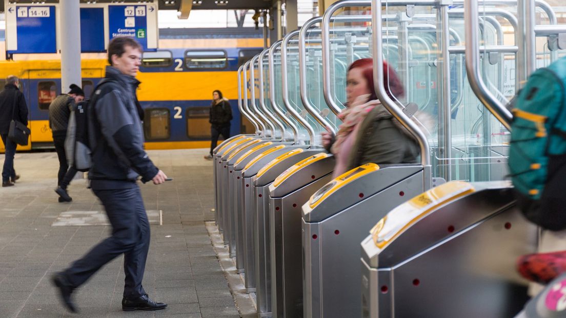 NS plaatst toegangspoortjes op station Zwolle