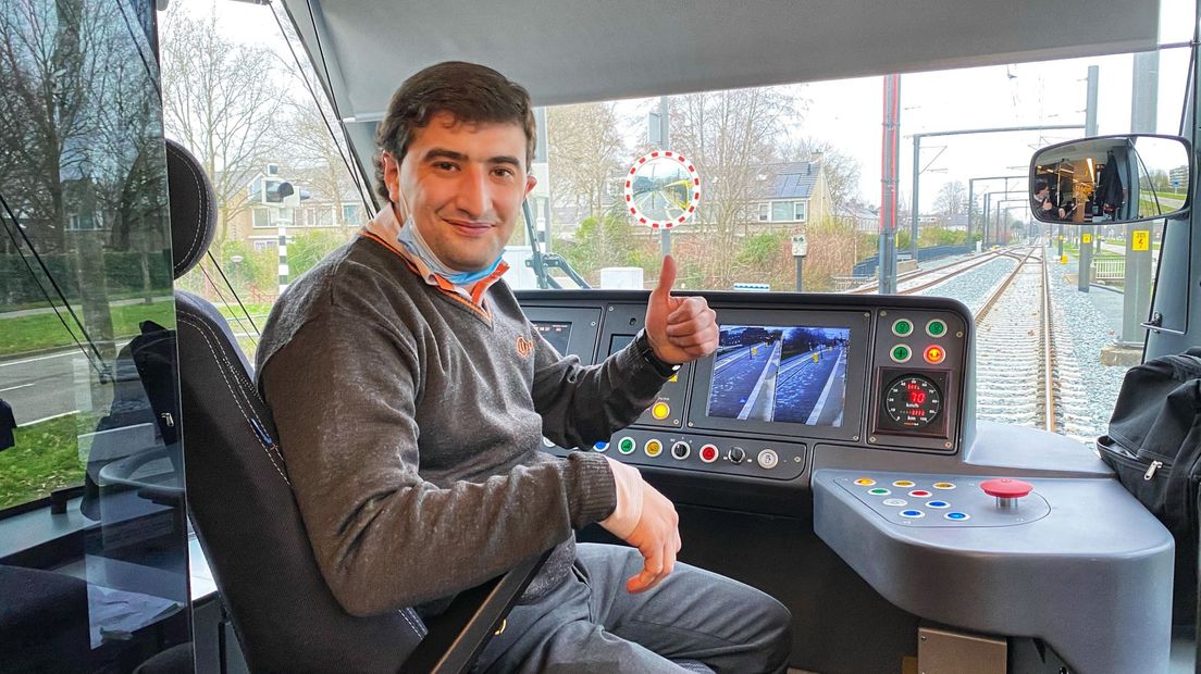 Machinist Rachid Bennamari is blij met de 'luxe' tram