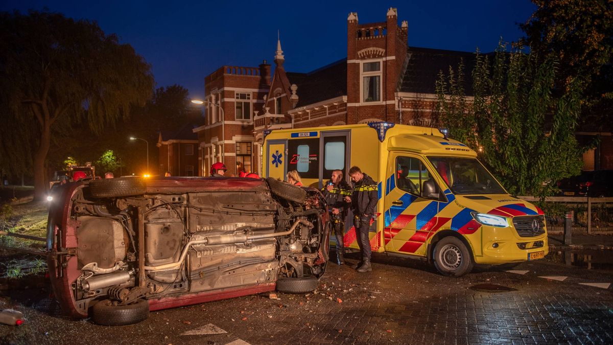 112-nieuws: Auto belandt op zijn kant in Oude Pekela • Aanrijding tussen twee bedrijfsbusjes in Stad